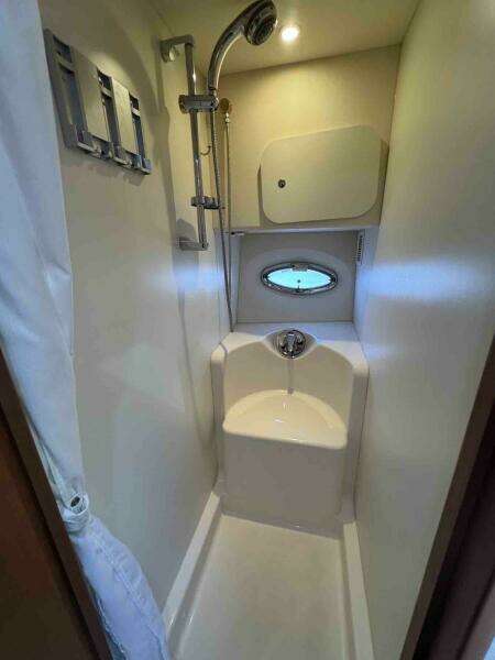 34c Silverton  STBD shower