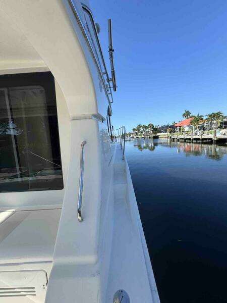 34c Silverton STBD bow access