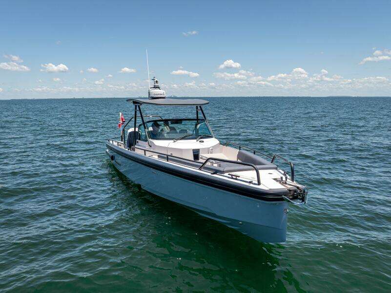 2022 Axopar 28 T-Top Brabus