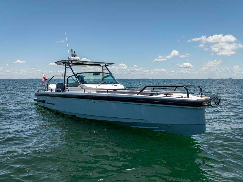 2022 Axopar 28 T-Top Brabus