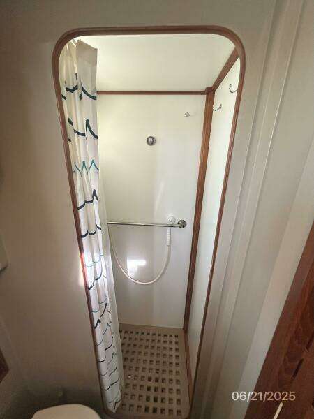 36' Grand Banks shower