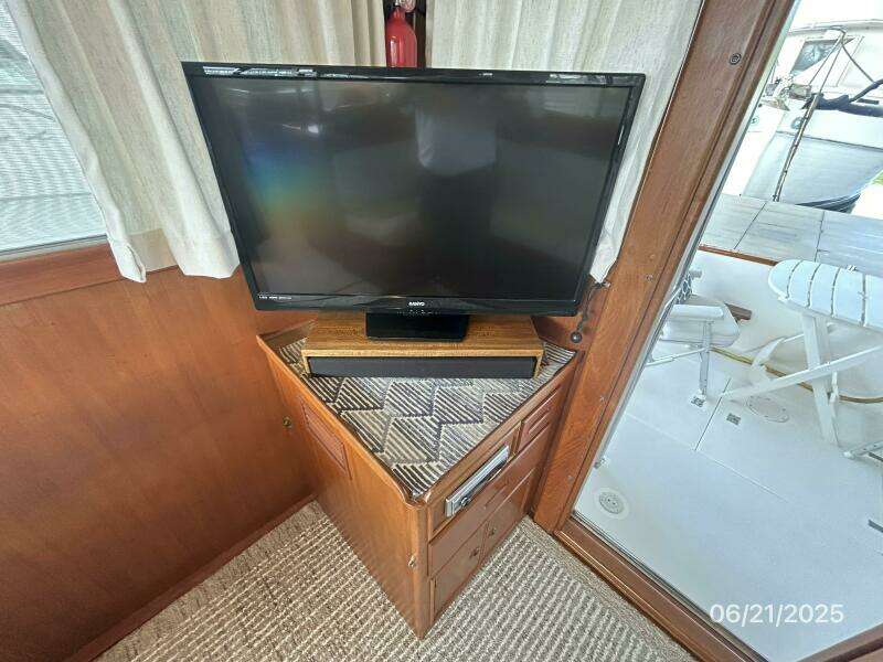 36' Grand Banks salon starboard aft