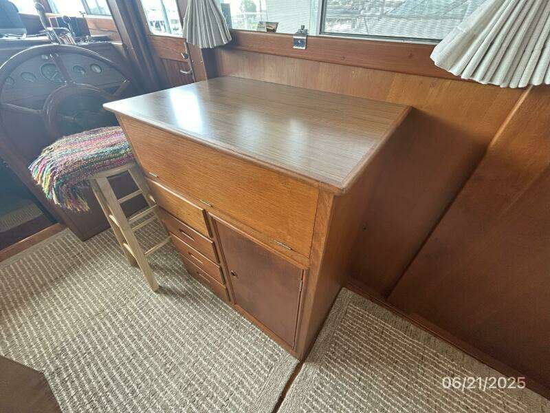 36' Grand Banks salon bar1