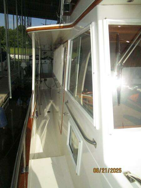 36' Grand Banks starboard side deck1