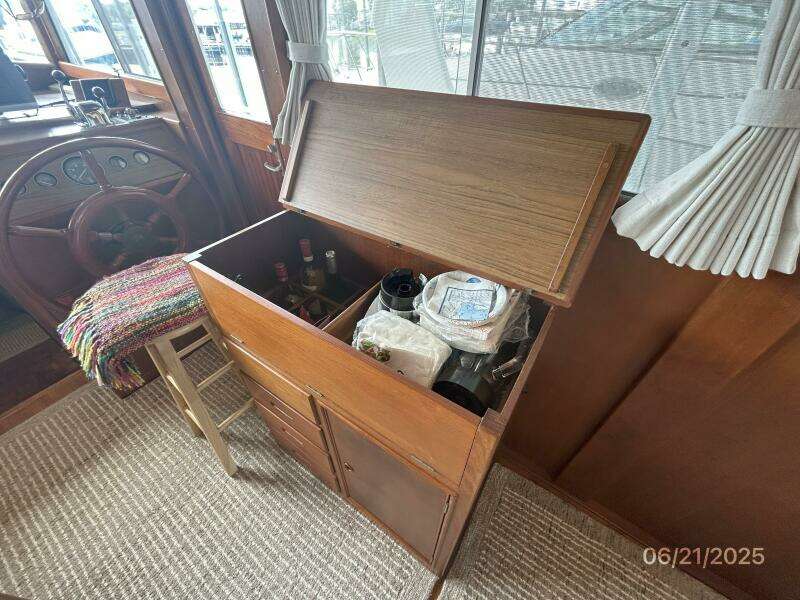 36' Grand Banks salon bar2