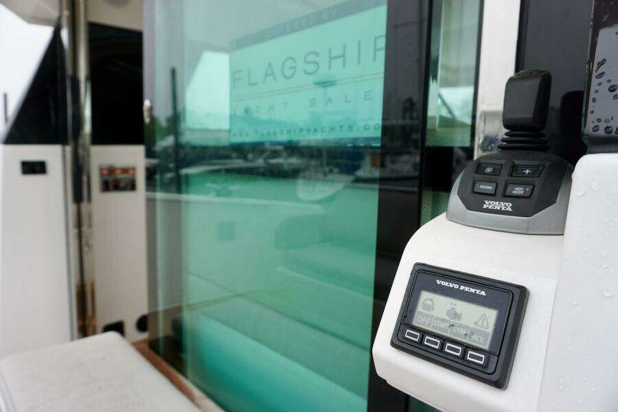 2023 Delta Powerboats 33 Coupe London Calling joystick parking