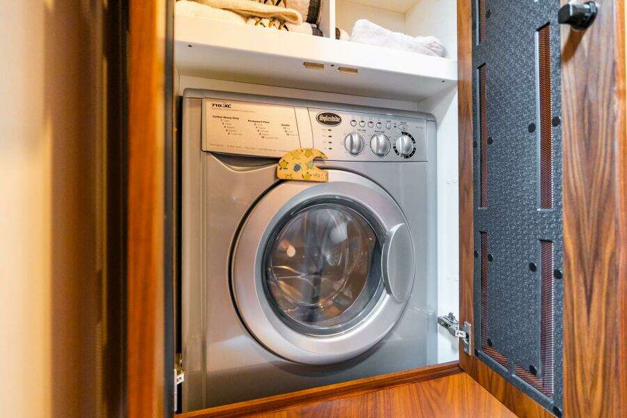 2019 Riviera 4800 Sport Yacht