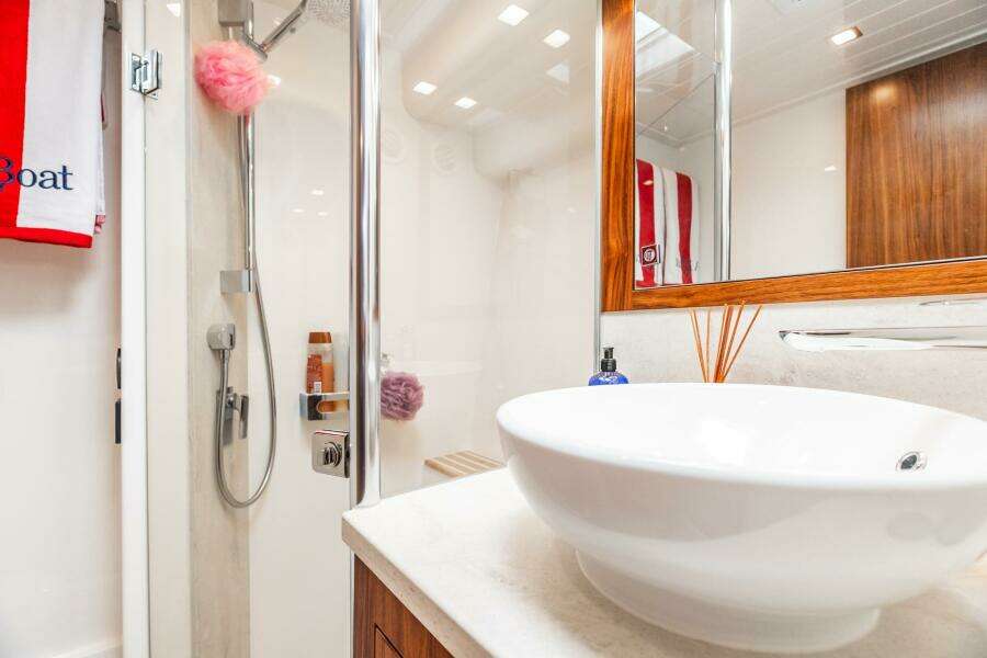 2019 Riviera 4800 Sport Yacht