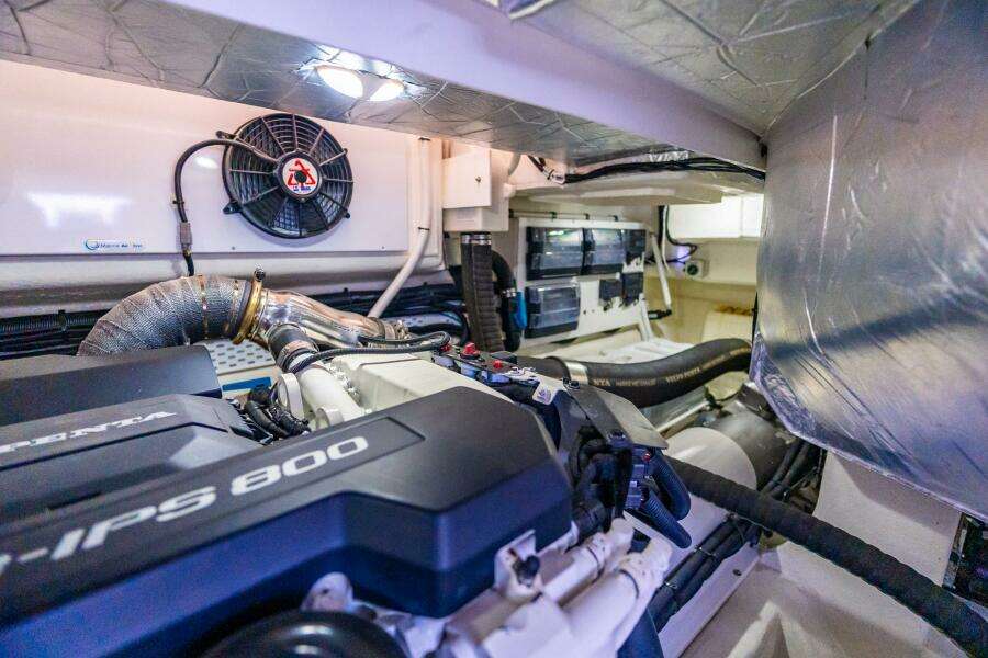 2019 Riviera 4800 Sport Yacht