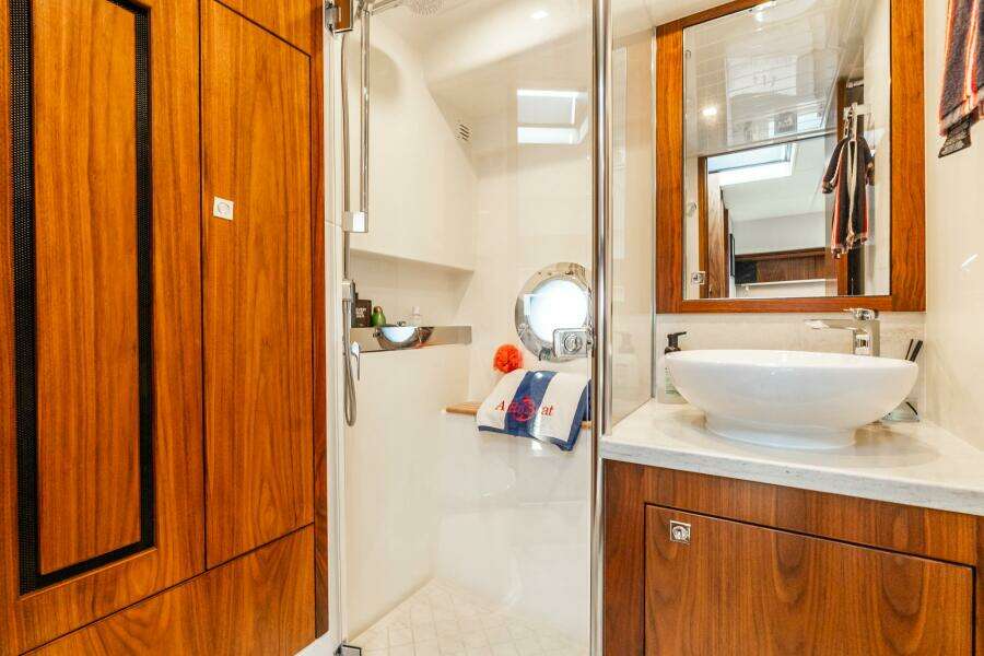 2019 Riviera 4800 Sport Yacht