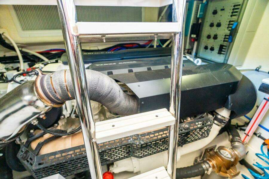 2019 Riviera 4800 Sport Yacht