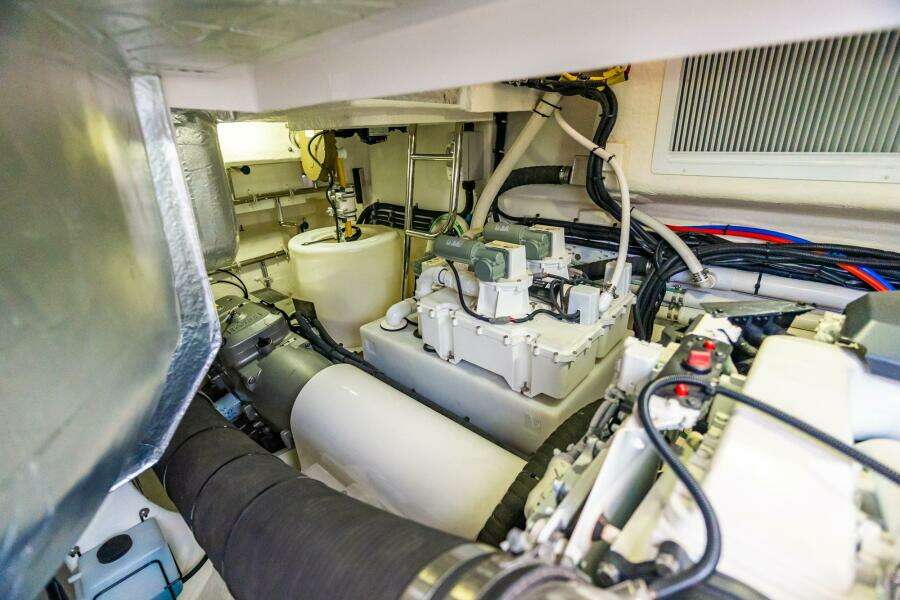 2019 Riviera 4800 Sport Yacht