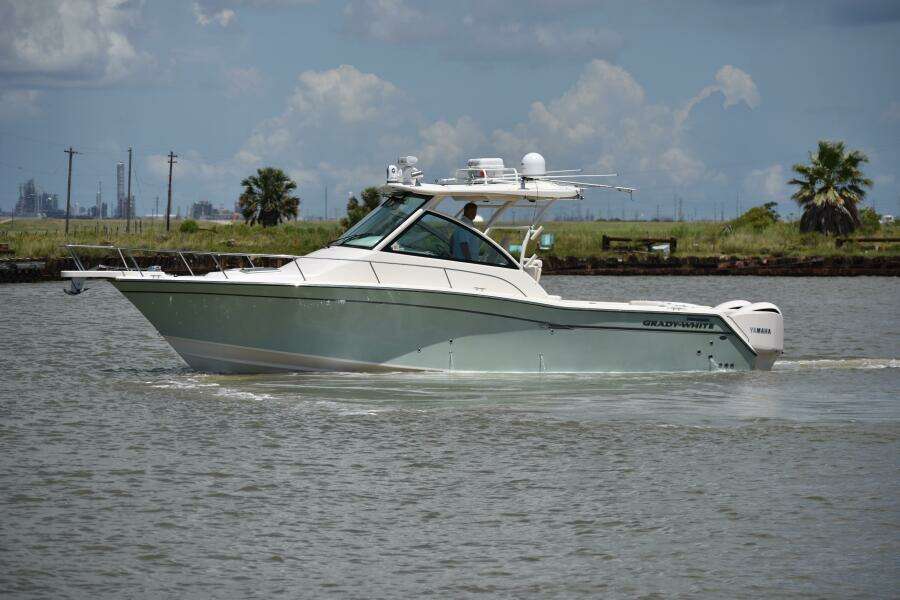 2016 Grady-White 330 Express 