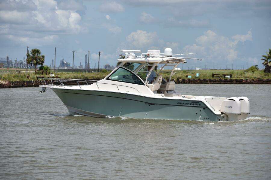 2016 Grady-White 330 Express 