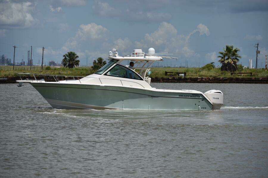 2016 Grady-White 330 Express 