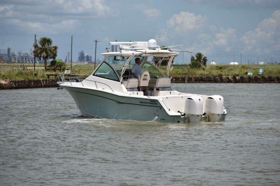 2016 Grady-White 330 Express 