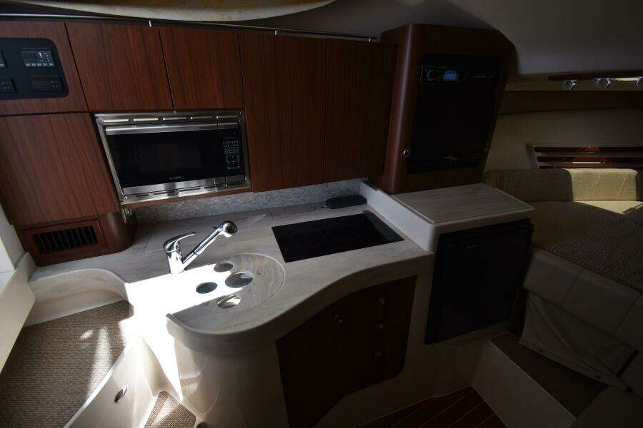 2016 Grady-White 330 Express 