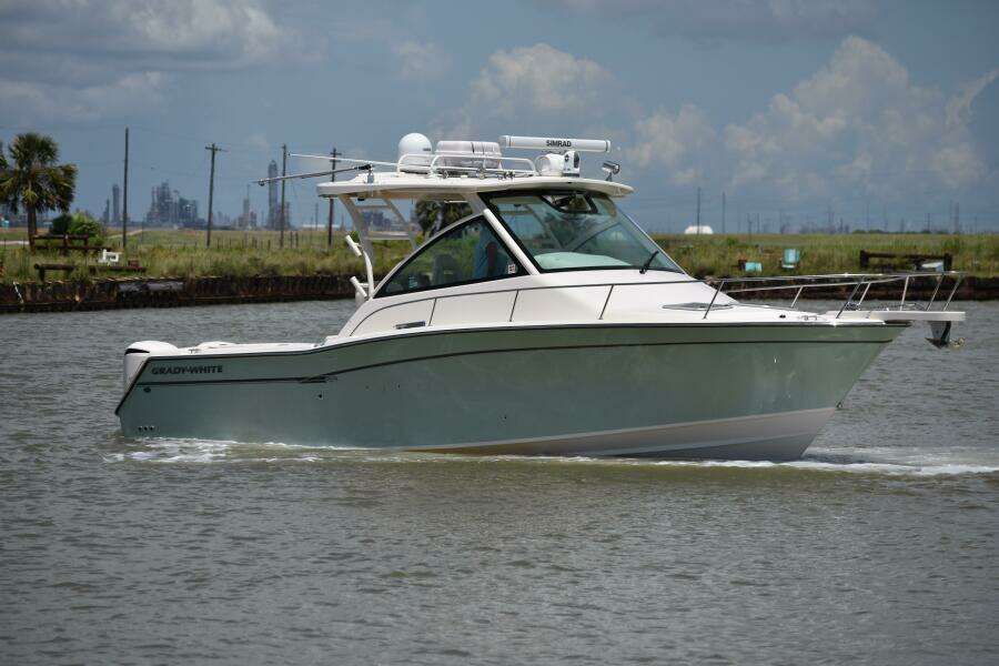 2016 Grady-White 330 Express 