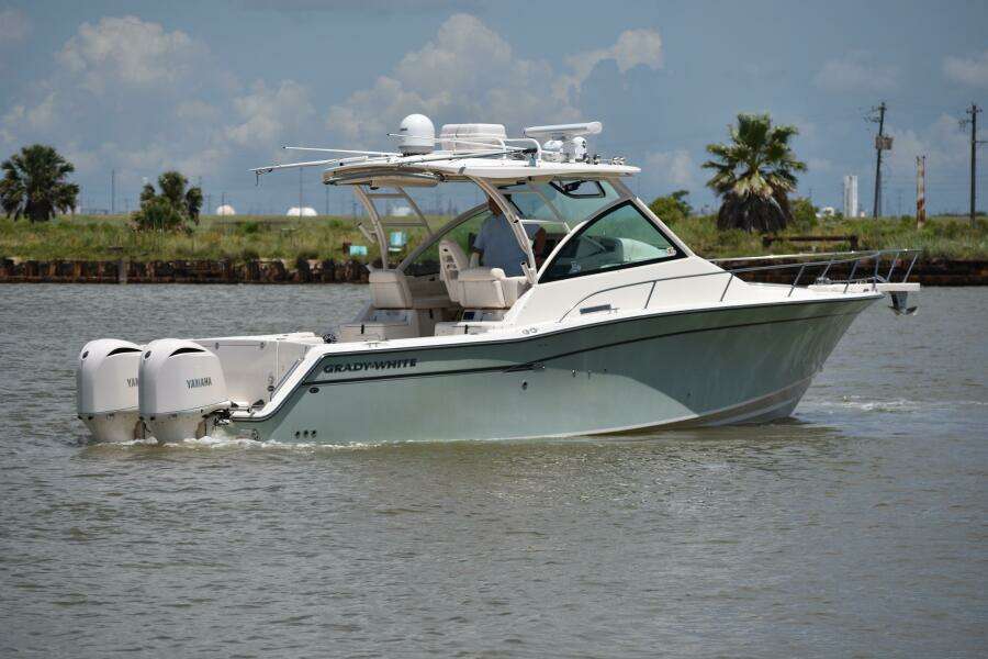 2016 Grady-White 330 Express 