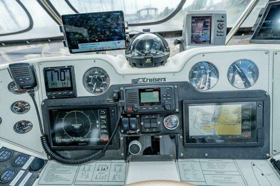 1991 Cruisers Yachts 3850 Aft Cabin