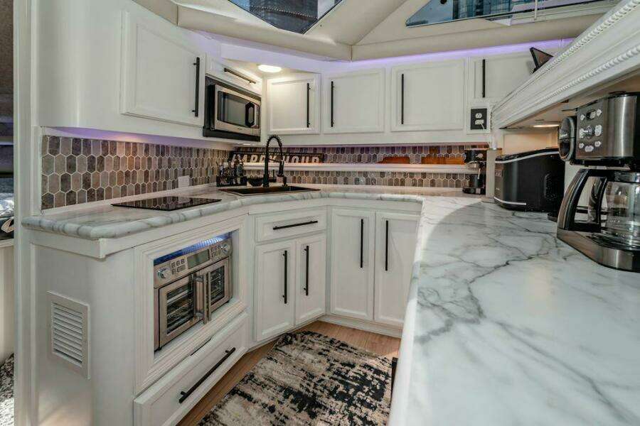 1991 Cruisers Yachts 3850 Aft Cabin