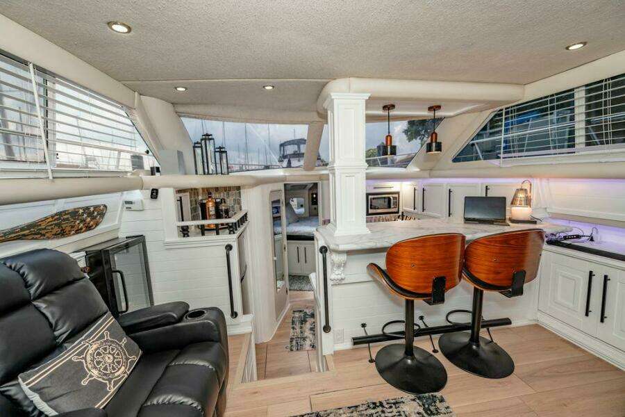 1991 Cruisers Yachts 3850 Aft Cabin
