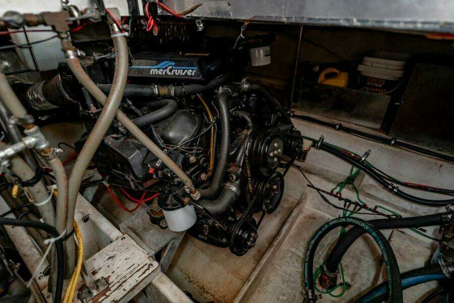 1991 Cruisers Yachts 3850 Aft Cabin