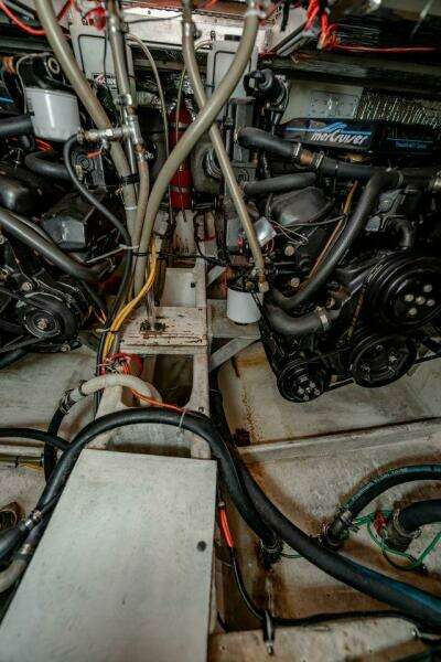 1991 Cruisers Yachts 3850 Aft Cabin