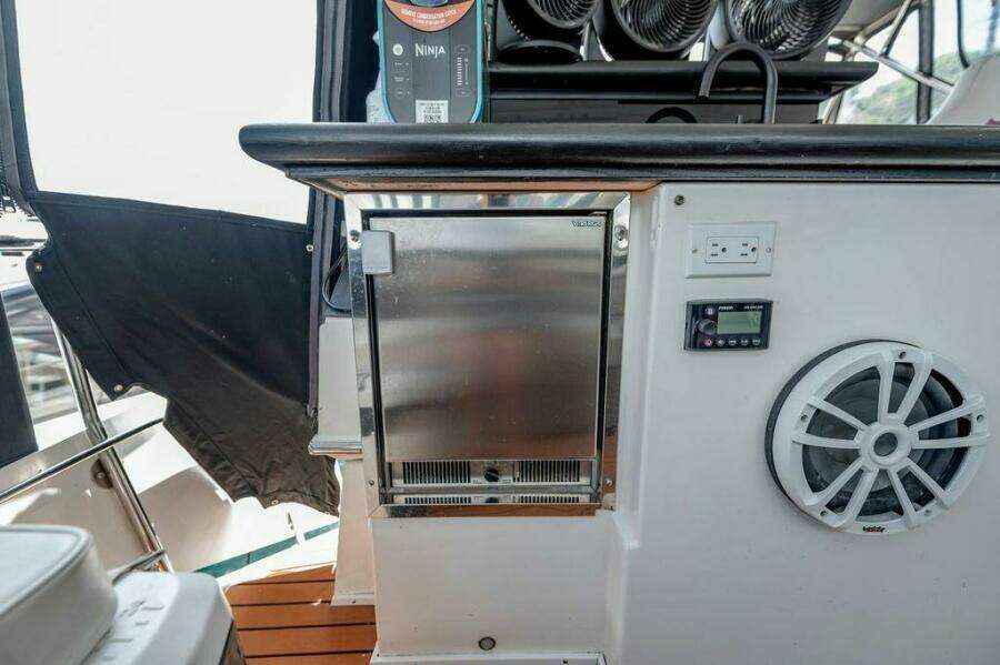 1991 Cruisers Yachts 3850 Aft Cabin