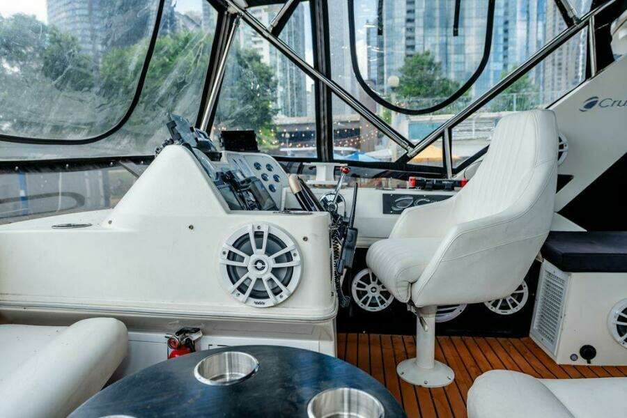 1991 Cruisers Yachts 3850 Aft Cabin