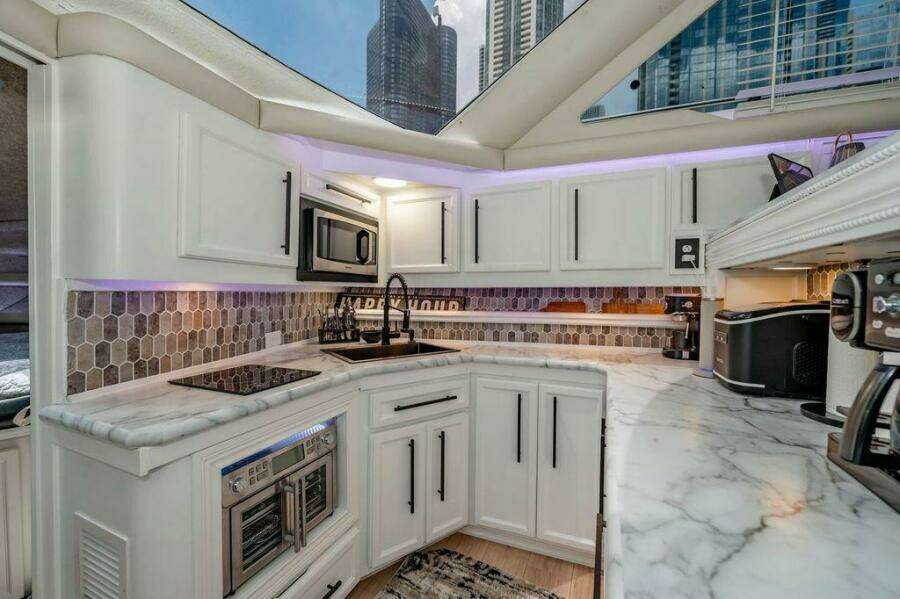 1991 Cruisers Yachts 3850 Aft Cabin