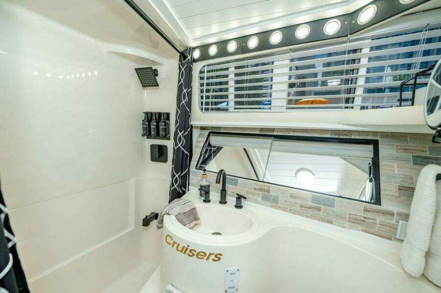 1991 Cruisers Yachts 3850 Aft Cabin