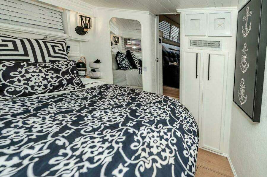 1991 Cruisers Yachts 3850 Aft Cabin