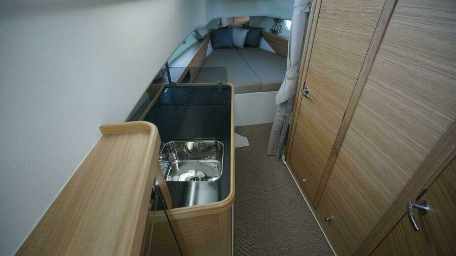 Nimbus Commuter 11 - Galley and forward berth