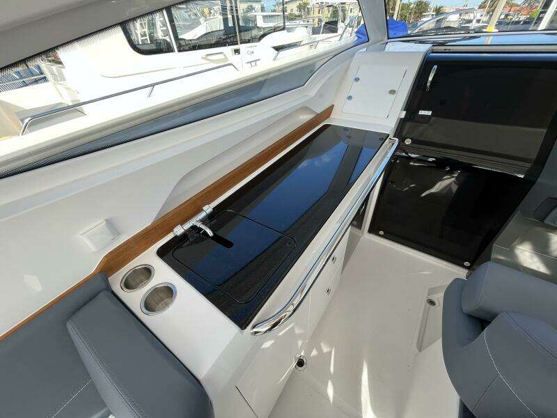 Nimbus Weekender 9 Command Deck