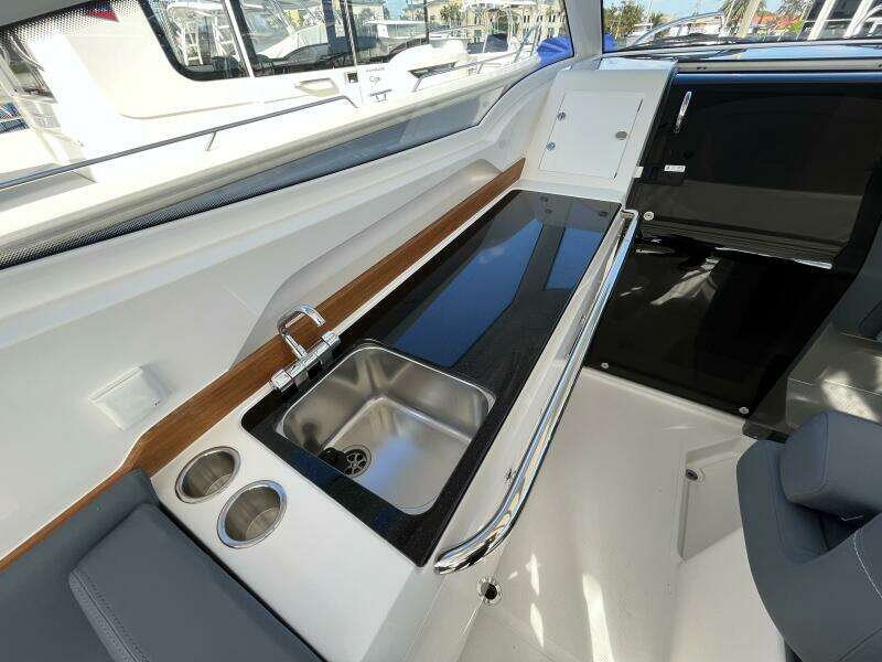 Nimbus Weekender 9 Command Deck