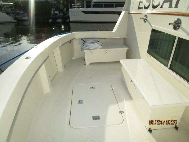 63' Hatteras cockpit port