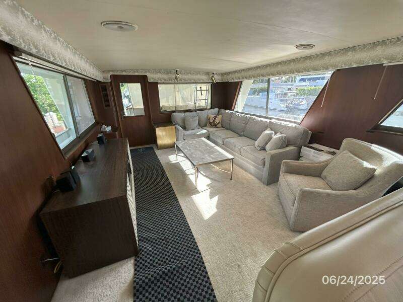 63' Hatteras salon aft