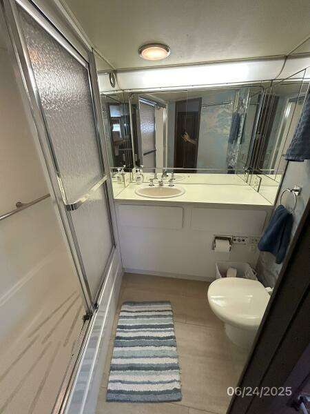 63' Hatteras master stateroom head