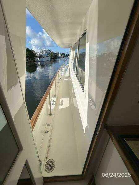 63' Hatteras port side deck2