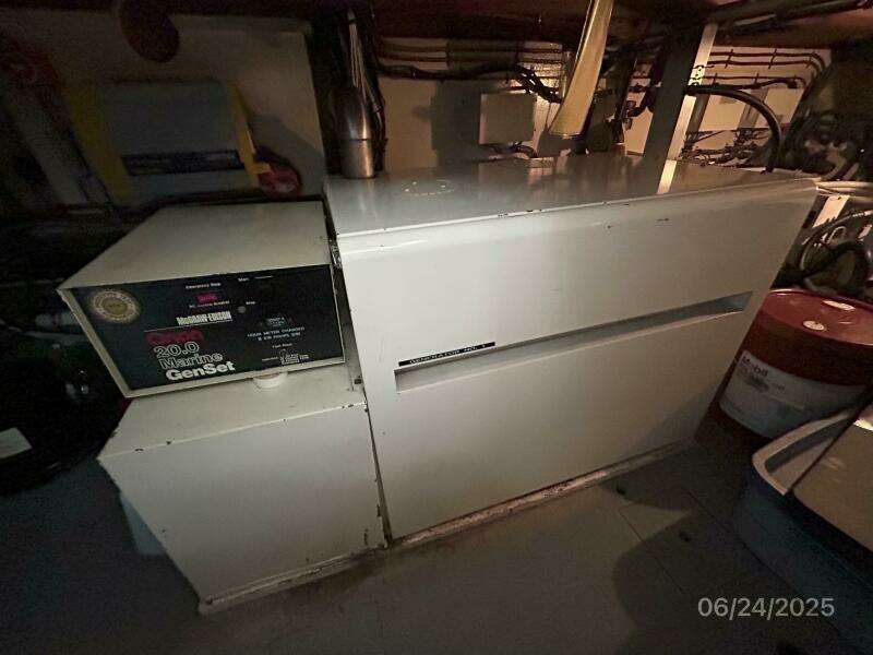63' Hatteras generator1 soundbox