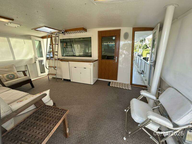 63' Hatteras aftdeck forward