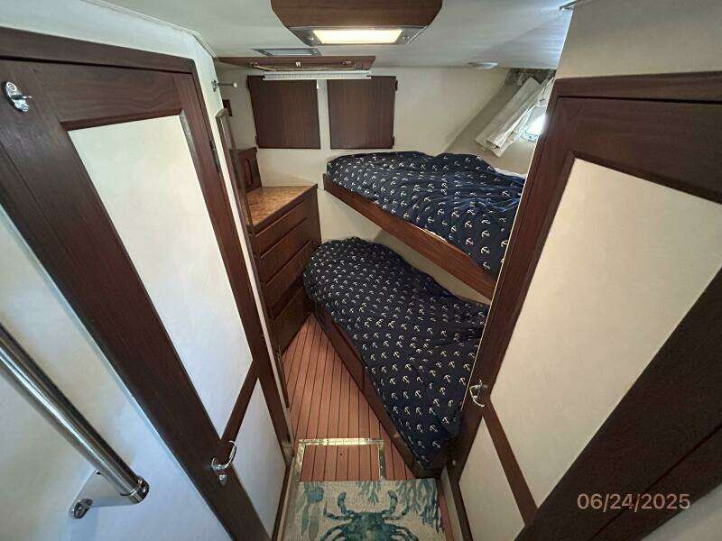 63' Hatteras forward guest stateroom