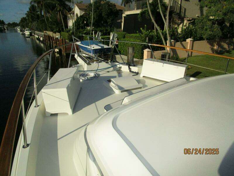 63' Hatteras foredeck1