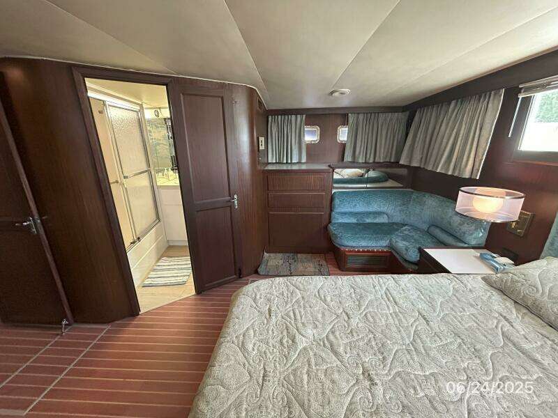 63' Hatteras master stateroom starboard