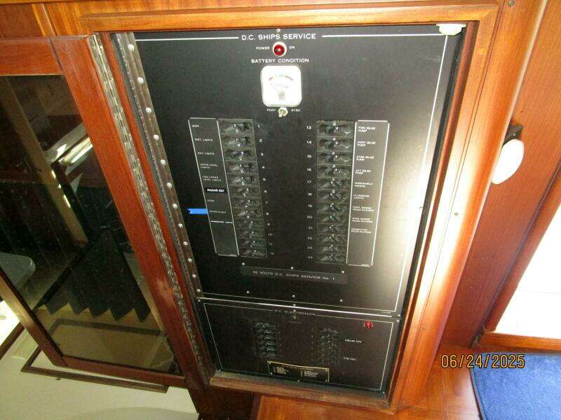 63' Hatteras electrical panel1