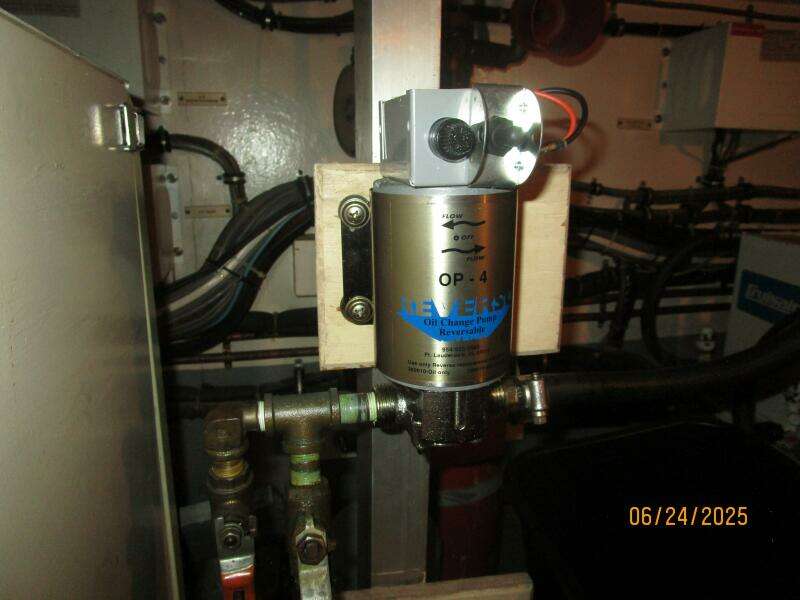 63' Hatteras generators oil change system