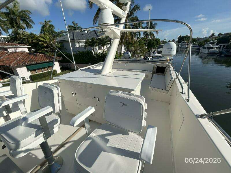 63' Hatteras flybridge aft