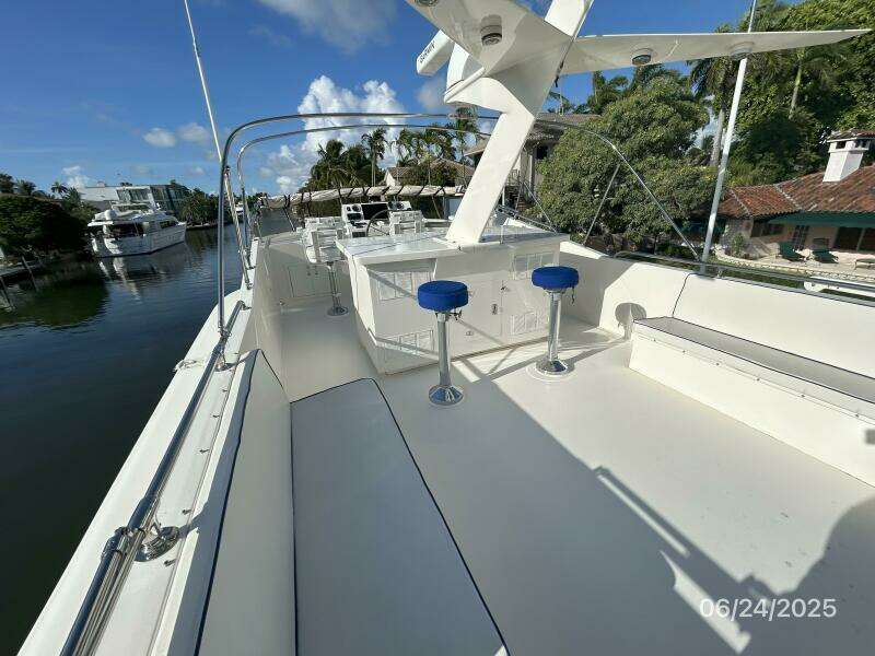 63' Hatteras flybridge forward