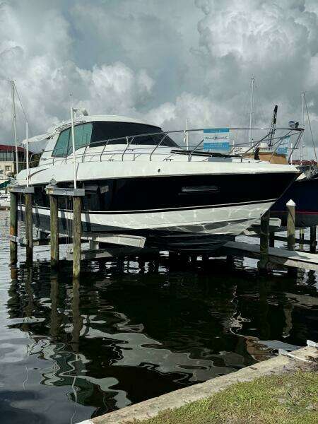 2012 Cruisers Yachts 48 Cantius